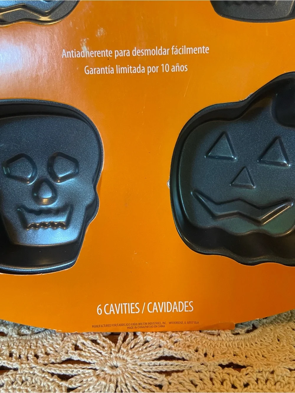 WILTON Halloween Mini Cake Pan Skulls Pumpkins 6 Cavities Holiday Baking NEW
